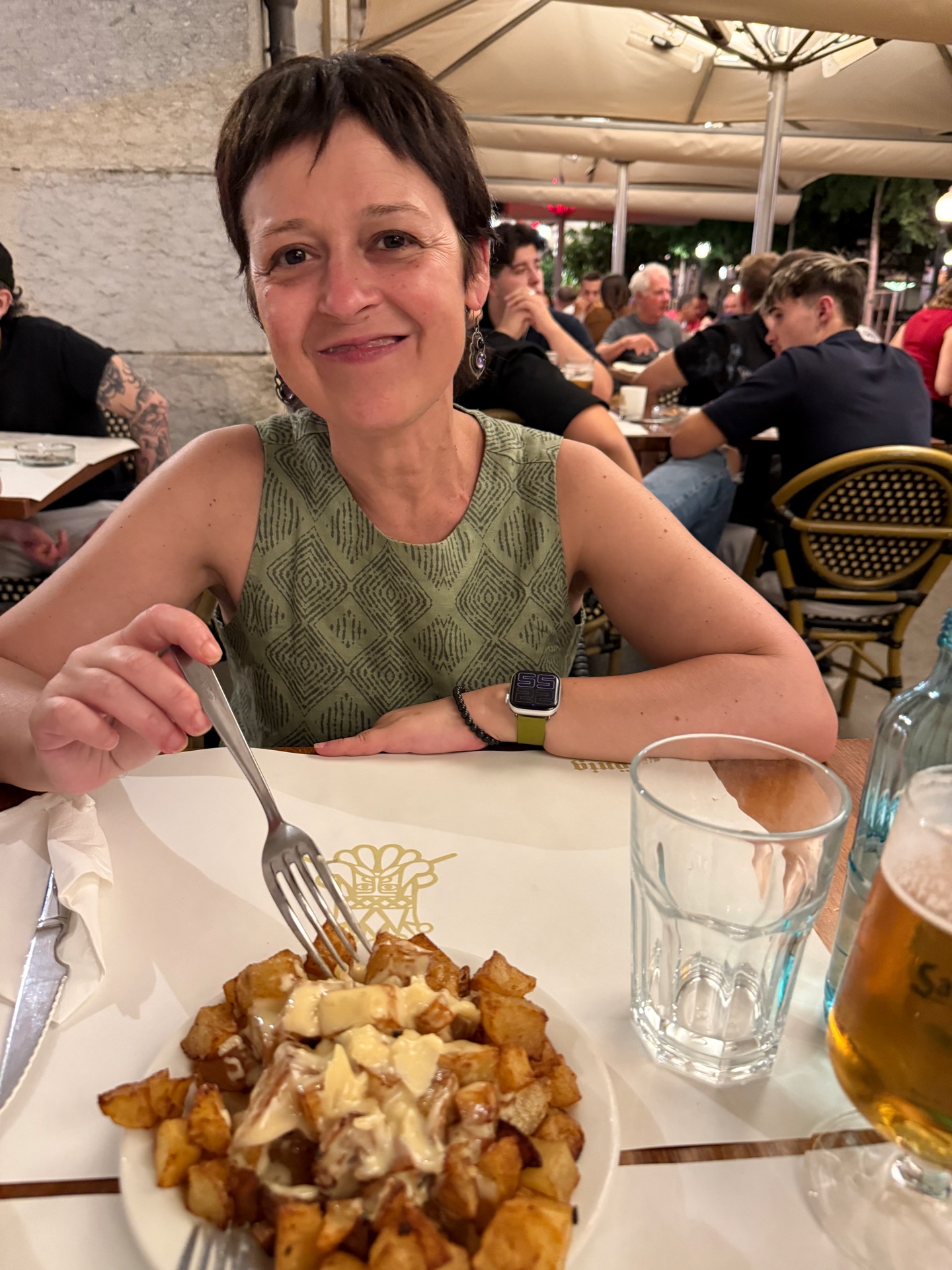 Sopant patates braves en una terrassa