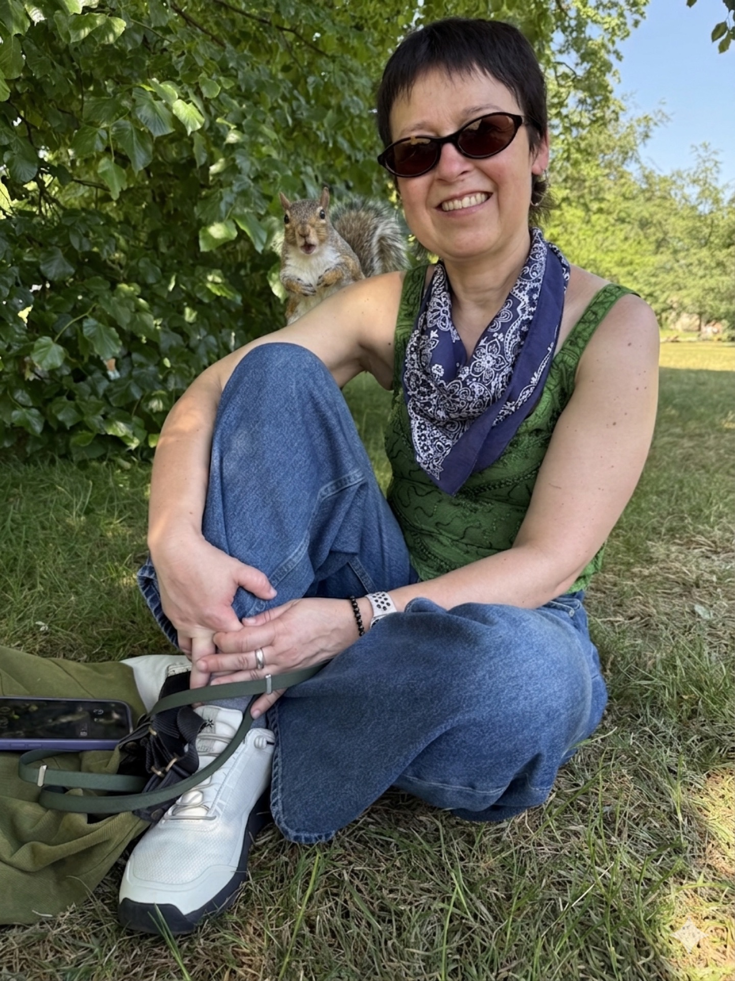 Asseguda al parc amb un esquirol